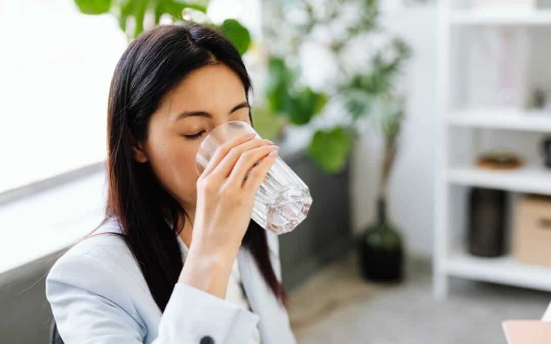 The 2% Dehydration Rule That’s Destroying Your Afternoon Productivity